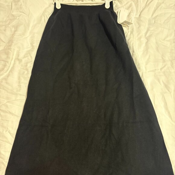 Black Uniqlo Long Knit Skirt - Picture 2 of 3
